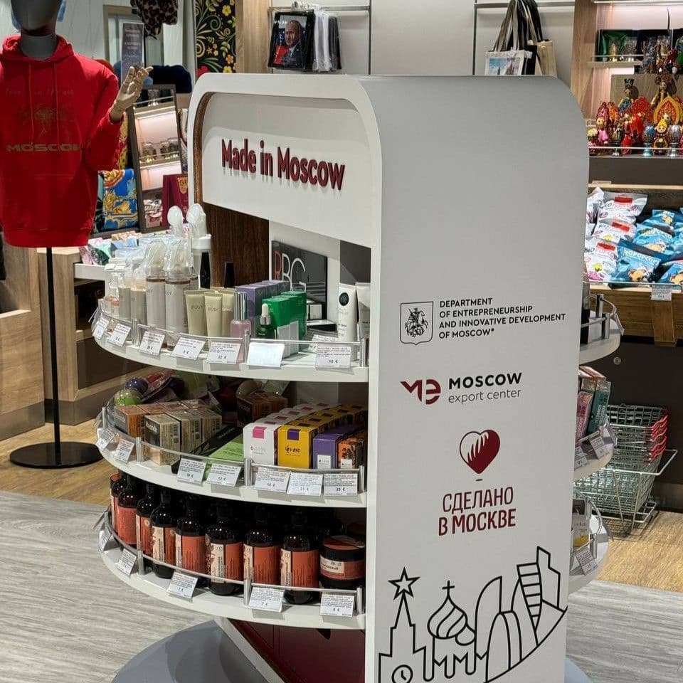 Открыли еще один стенд Made in Moscow в Duty Free. На этот раз – в аэропорту Домодедово